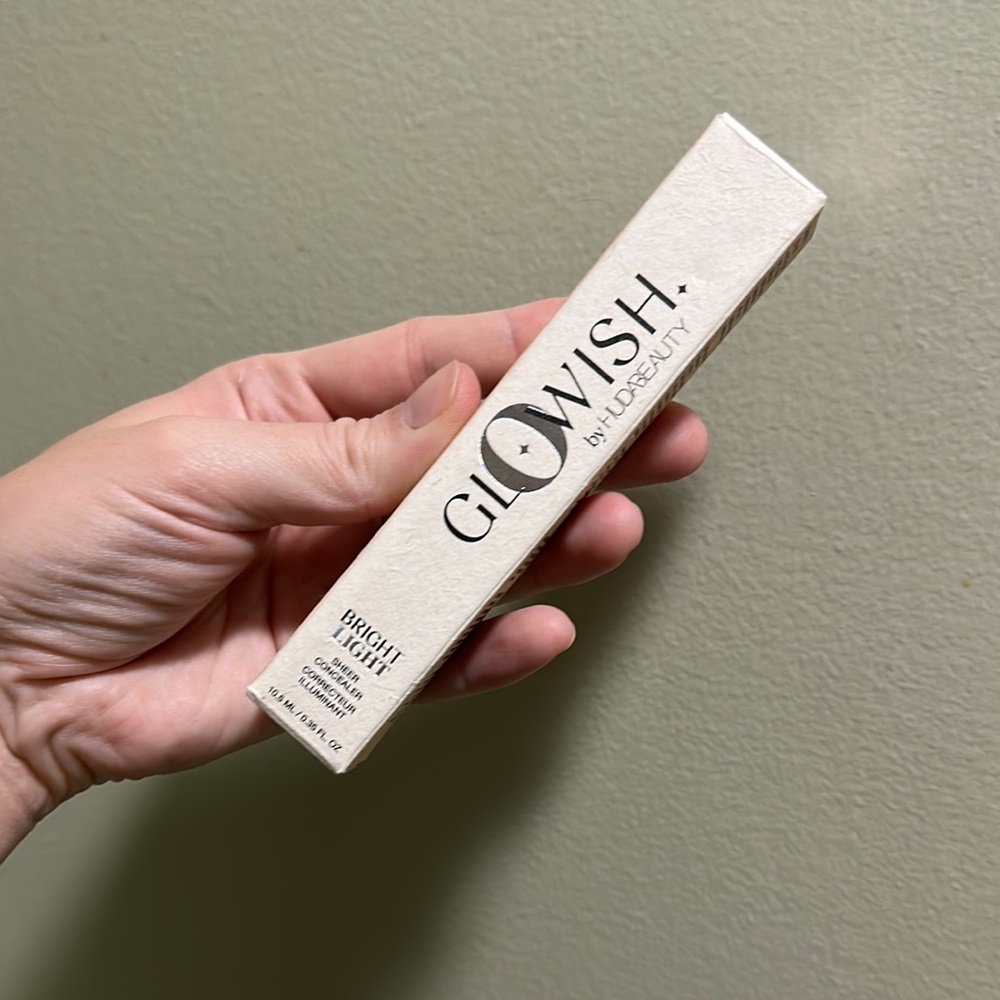 HUDA BEAUTY GLOWISH Bright Light Concealer